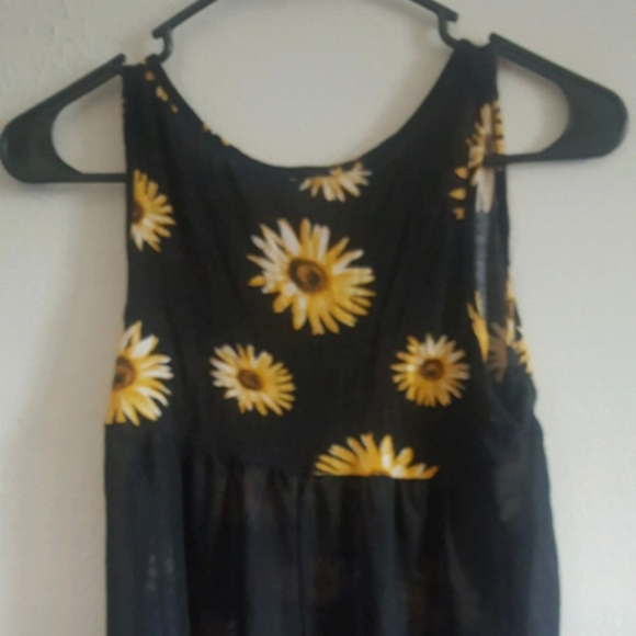 Sunflower tank🌻 - Picture 3 of 4